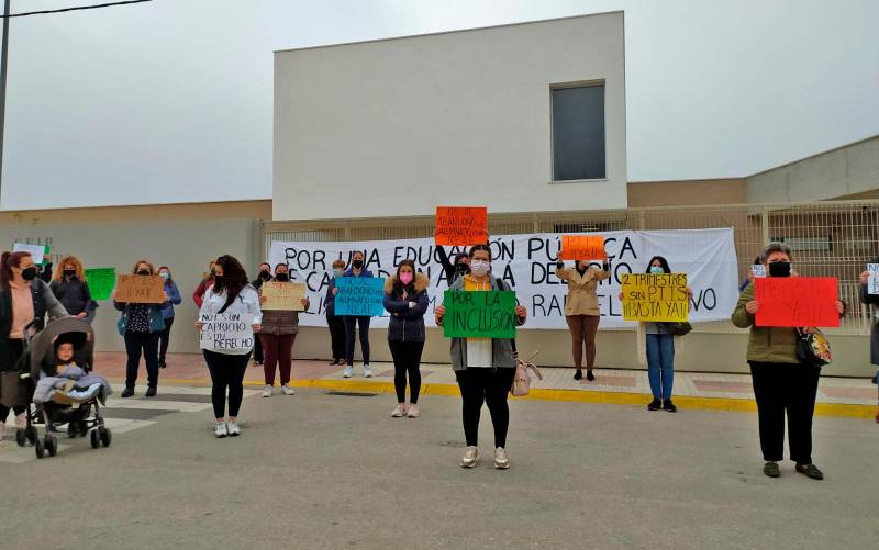 Concentración en la entrada principal del colegio Maestro Rafael Bravo para exigir la contratación de PTIS. (Foto: AMPA Asunción)