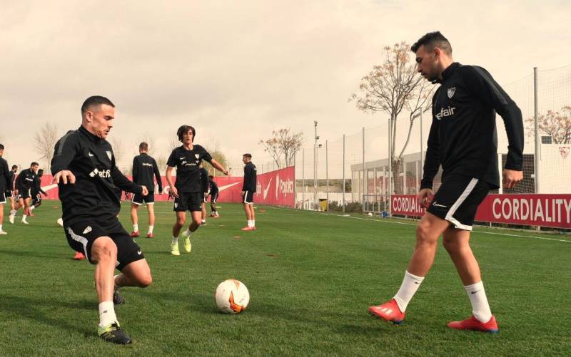 Roque Mesa y Munir durante un entrenamiento del Sevilla / @SevillaFC