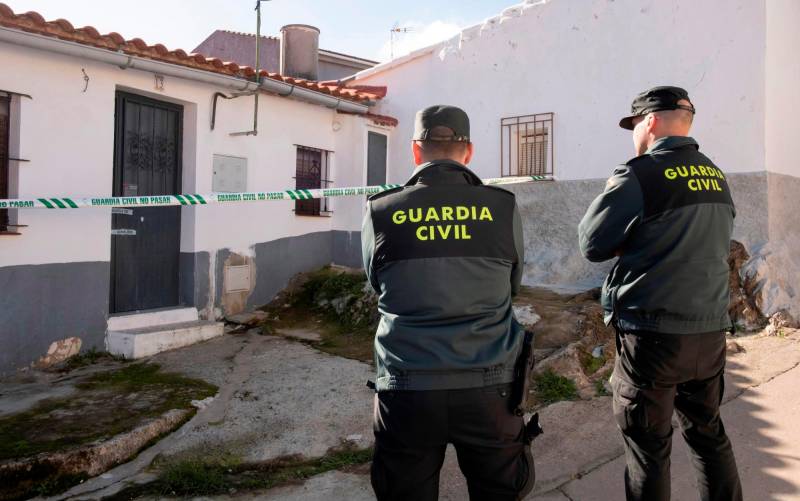 Efectivos de la Guardia Civil custodian la vivienda de la joven zamorana Laura Lelmo en El Campillo (Huelva). EFE/ Julián Pérez