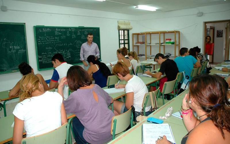 Un aula del centro de adultos de Los Palacios. / El Correo