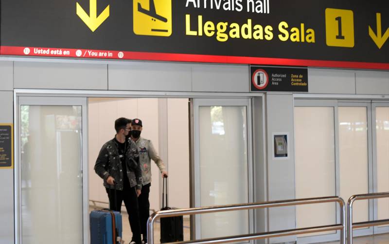 Sanidad permite los vuelos con Brasil y Sudáfrica pese a ser de «alto riesgo»