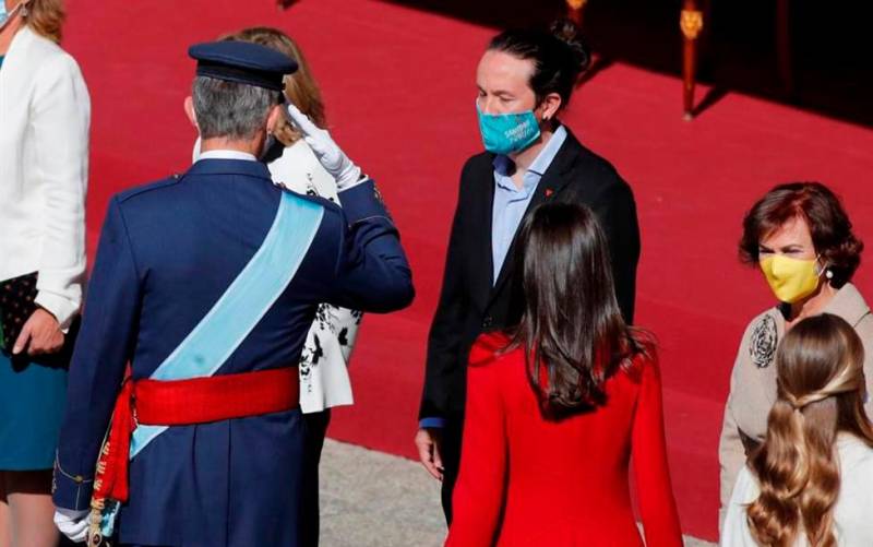 El saludo de Iglesias a Felipe VI y el traje morado de Montero