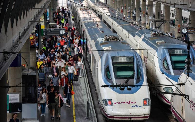 Una veintena de trenes AVE sufren retrasos de hasta 40 minutos por una avería en Atocha