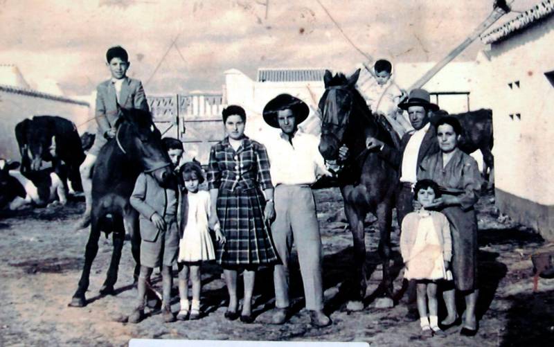 Una familia en un patio de viviendas en la década del 50.