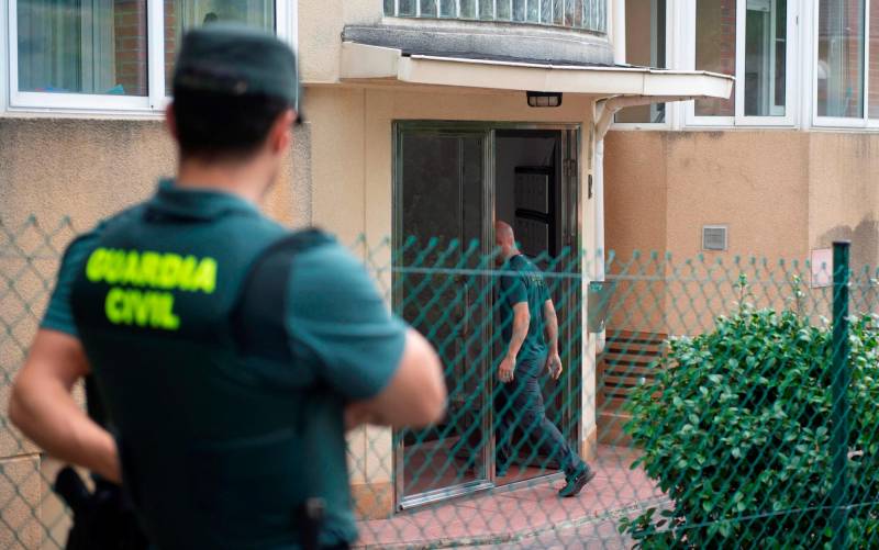 Agentes de la Guardia Civil registran la vivienda de Castro Urdiales donde vivía la mujer detenida. EFE/Pedro Puente Hoyos