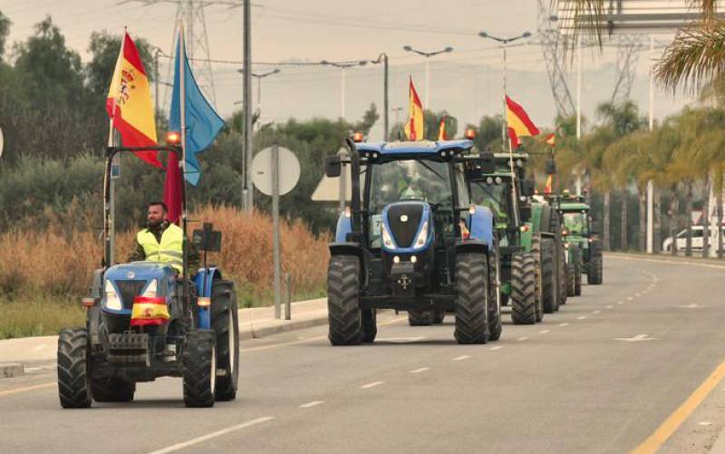 Varios tractores salen de la pedanía de Sangonera la Verde hacia la manifestación de agricultores en la ciudad de Murcia.