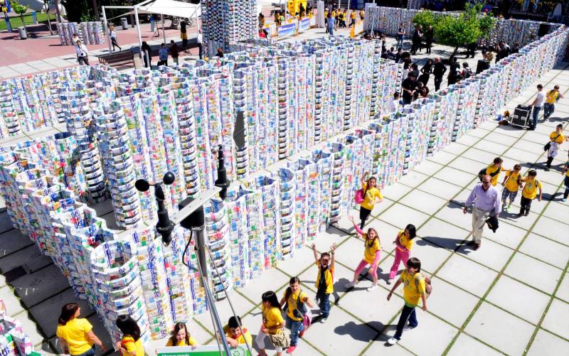 Construcción realizada con 45.000 envases con la que unos cinco mil escolares de la provincia granadina han logrado el récord Guinnes de reciclado .EFE/ Miguel Angel Molina 
