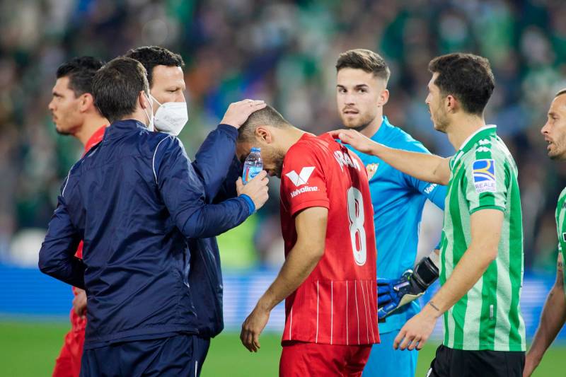 Suspendido el derbi Betis-Sevilla tras un final de vergüenza