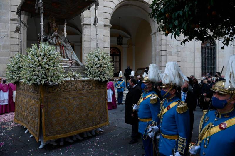 La procesión de la Virgen de los Reyes llena de fieles el centro de Sevilla