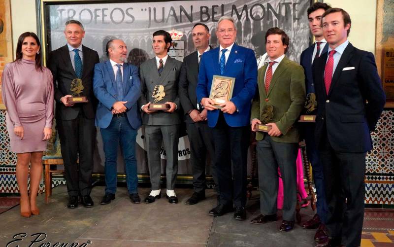 El elenco de premiados junto a José Luis Sequera, presidente de la tertulia. Foto: Eduardo Porcuna