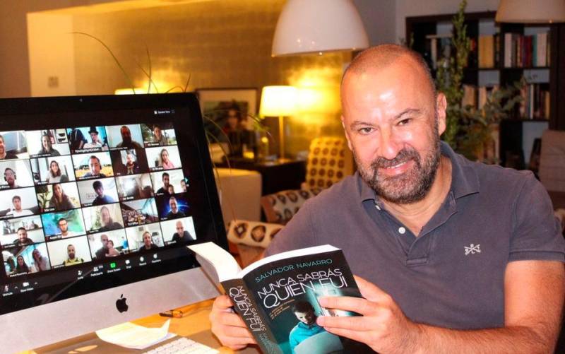 Salvador Navarro posa con su nueva novela. / Fotografía: archivo del autor