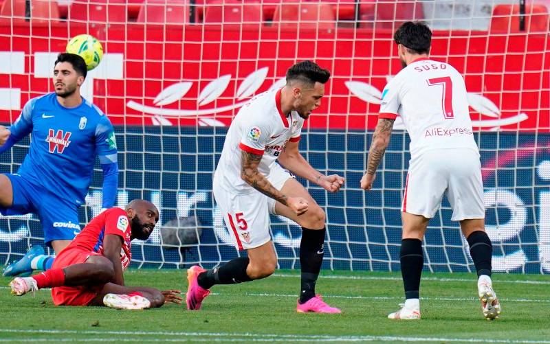 El Sevilla sigue luchando por la Liga pese a un final esperpéntico (2-1)