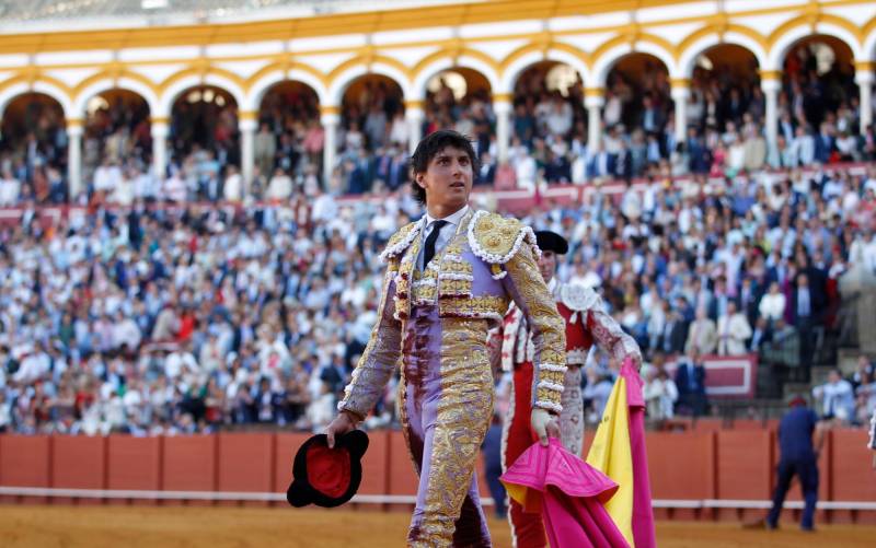 El joven matador limeño da la vuelta al ruedo en su última actuación en Sevilla en 2019.