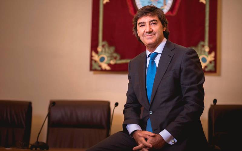 Óscar Fernández León se presentará A Decano del Colegio de Abogados
