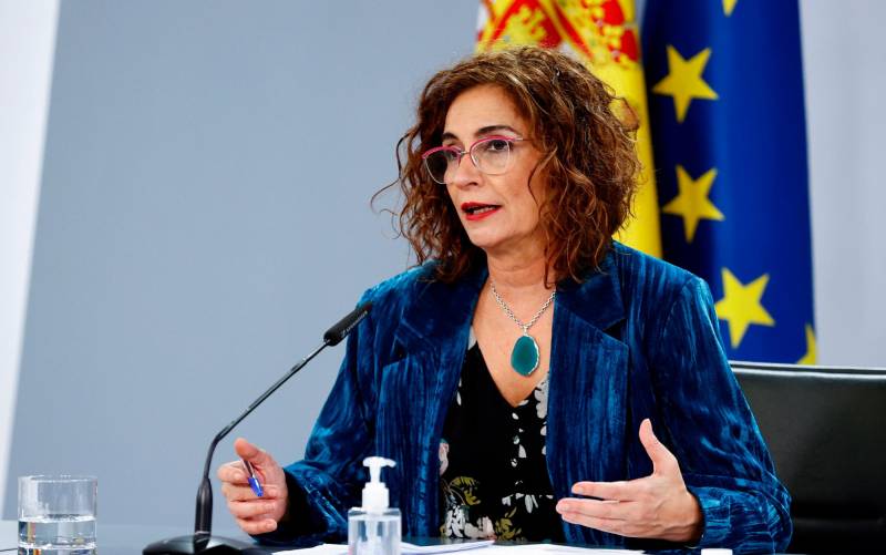 La ministra de Hacicenda y portavoz del Gobierno, María Jesús Montero, en una rueda de prensa en La Moncloa. / EFE