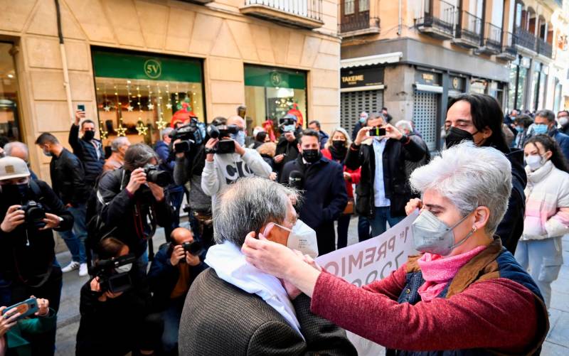 Los propietarios de la administración de loterías número 4 de la céntrica calle Príncipe de Granada celebran que han repartido 180 millones de euros. EFE/Miguel Ángel Molina