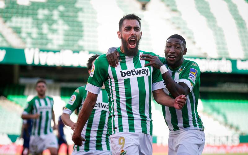 Borja Iglesias celebra con rabia su último gol frente al Huesca