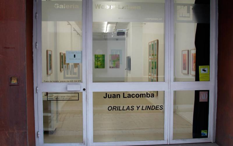 Entrada a la Galería Weber Lutgen, donde se ve parte de la Exposición de Juan Lacomba.