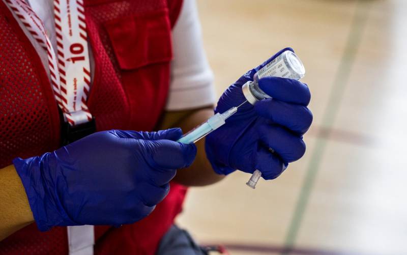Una voluntaria de Cruz Roja prepara una dosis de la vacuna de Moderna contra el Covid-19. / E.P.