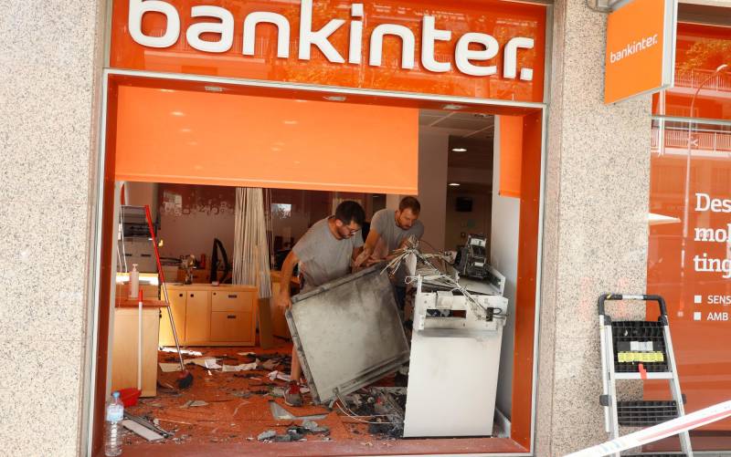 Revientan con bombas dos cajeros automáticos en Barcelona