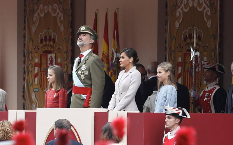 Los Reyes presiden hoy el desfile del 12 de octubre a menos de un mes de la repetición electoral