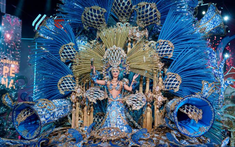 La joven Adriana Peña se ha proclamado esta noche Reina del Carnaval de Santa Cruz de Tenerife 2023, con la fantasía Lisboa del diseñador Santi Castro. EFE/Ramón de la Rocha