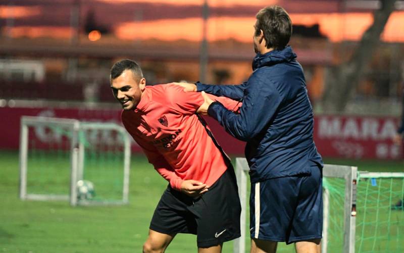 Joan Jordán y Julen Lopetegui durante el último entrenamiento del Sevilla. / SFC