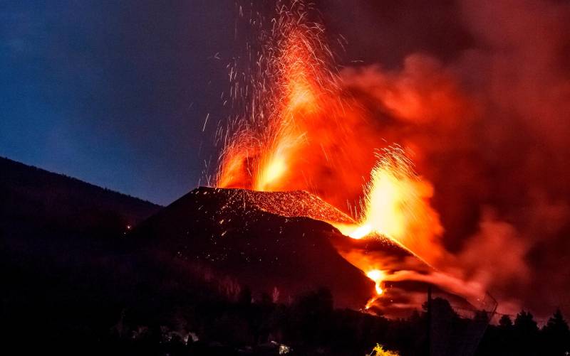 En el momento más activo surge una nueva boca del volcán de La Palma