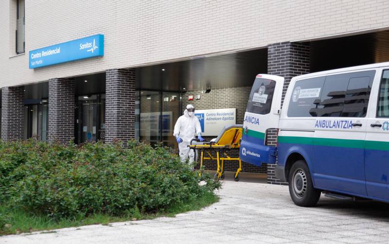 Un sanitario protegido en la entrada a la residencia donde han fallecido 8 personas por coronavirus y otros 45 ancianos contagiados permanecen en aislamiento, en Vitoria/Euskadi. / Europa Press