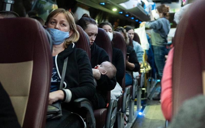 Imagen de archivo de un grupo de refugiados ucranianos de viaje a España desde Cracovia en un autobús fletado por Farmacéuticos Solidarios. EFE/Rodrigo Jiménez