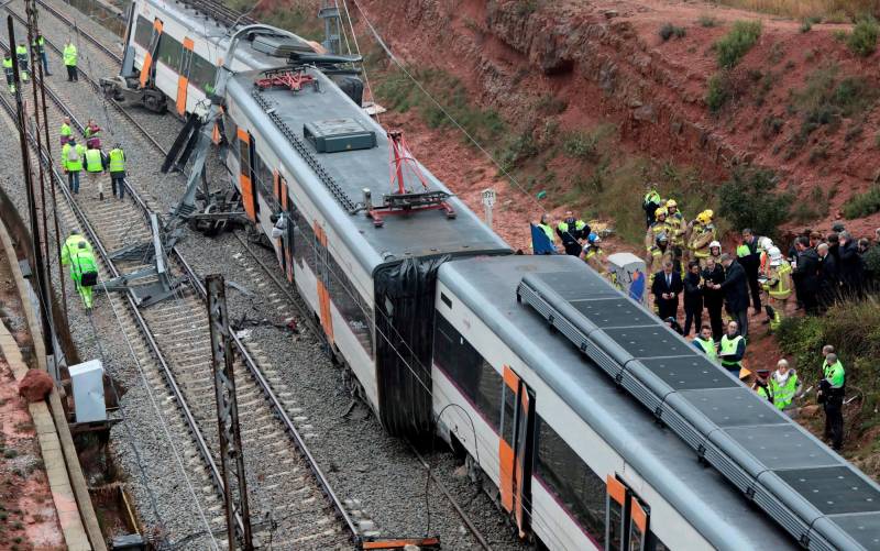 Un muerto y decenas de heridos en el descarrilamiento de un tren en Barcelona