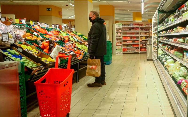 Así es el ‘modelo francés’ que quiere el PSOE para los supermercados españoles