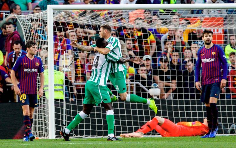 El Betis asalta el Camp Nou y aprieta la Liga