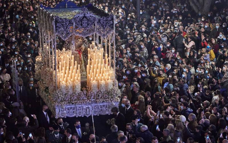 La Candelaria deja retazos de Semana Santa con sabor navideño