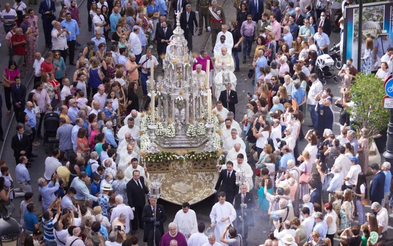 Los sevillanos se reencuentran con la procesión del Corpus en una jornada de estrenos marcada por el calor