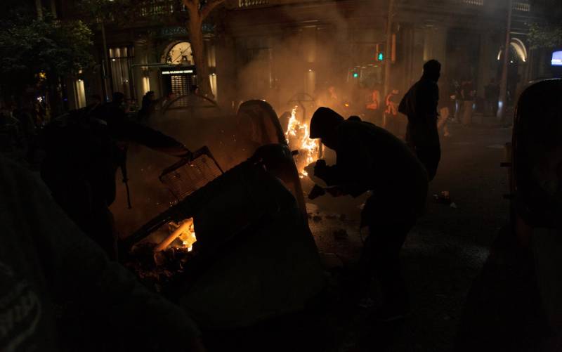 Al menos 11 detenidos y 18 heridos en la cuarta noche de disturbios en Barcelona