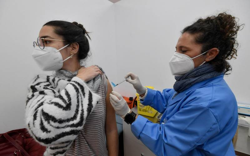 Andalucía deja de vacunar sábado y domingo y espera la llegada de 79.560 dosis