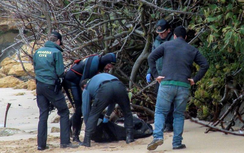 La Guardia Civil junto a uno de los dos cadáveres hallados tras el naufragio de la patera.EFE/Román Ríos