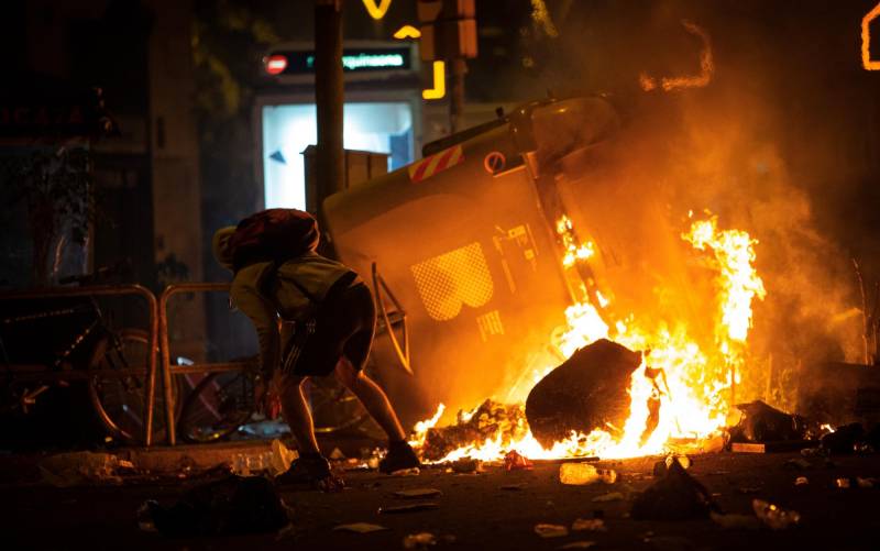 Quinta noche de violencia en Barcelona: 54 detenidos y 18 agentes heridos