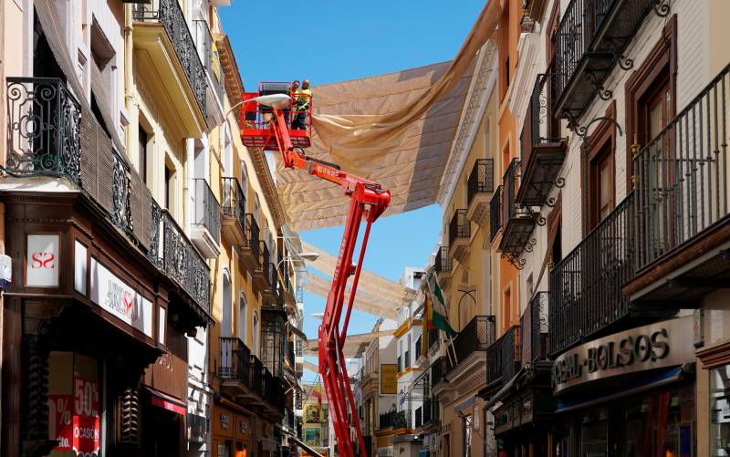 Sevilla desmonta los toldos de verano y arranca el montaje del alumbrado navideño