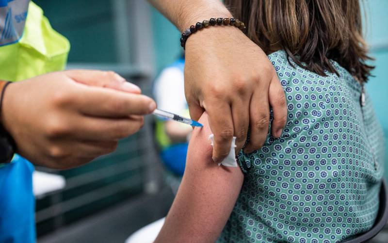 Un sanitario administra una dosis de la vacuna de Pfizer. / E.P.