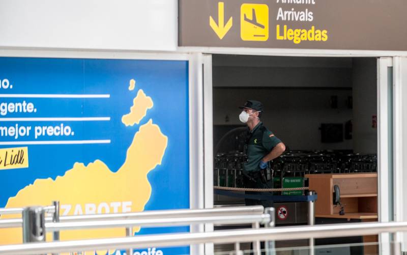 Un viajero procedente de Madrid da positivo en un avión a Lanzarote