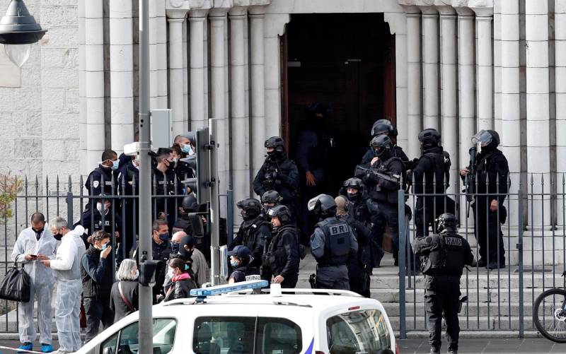 Agentes de la policía francesa en la entrada de la iglesia de Notre Dame en Niza. / EFE