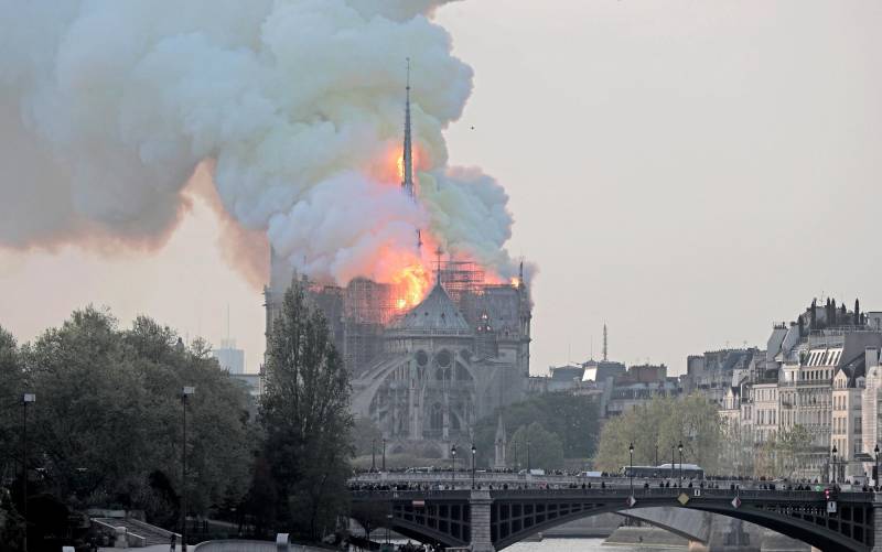 Espectacular incendio en la catedral de Notre Dame de París