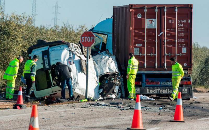 Vista del turismo siniestrado tras chocar con un camión en un accidente de tráfico en la A-394 en Utrera (Sevilla). EFE/Raúl Caro