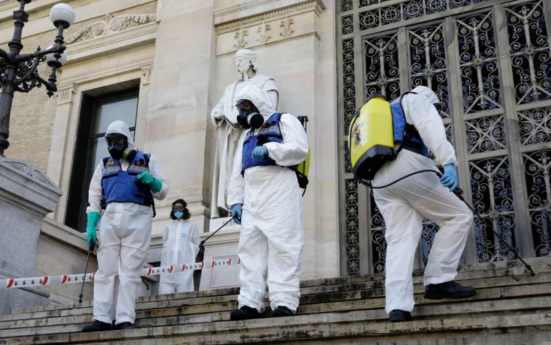 Agentes de la UME participa en la desinfección de las escaleras de la entrada de la Biblioteca Nacional, en Madrid. / E.P.