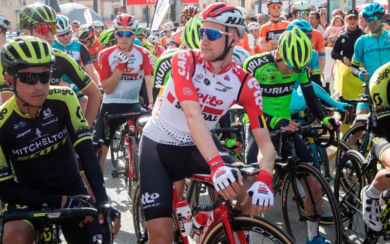 El corredor belga y ganador de la vuelta 2018, Tim Wellens (c), en la primera etapa de la 65ª edición de la Vuelta Ciclista Andalucía-Ruta del Sol. EFE/Román Ríos.