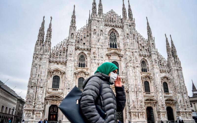 Una mujer pasea junto a la Catedral de Milán. / EFE