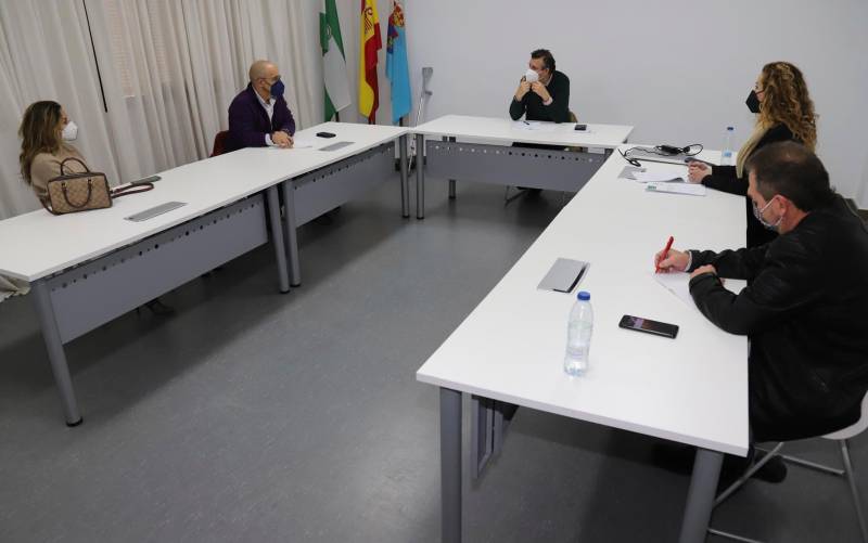 Reunión presidida por el alcalde de La Rinconada, Javier Fernández, para consensuar medidas y recomendaciones complementarias para frenar el incremento de contagios (Foto: Ayuntamiento de La Rinconada)