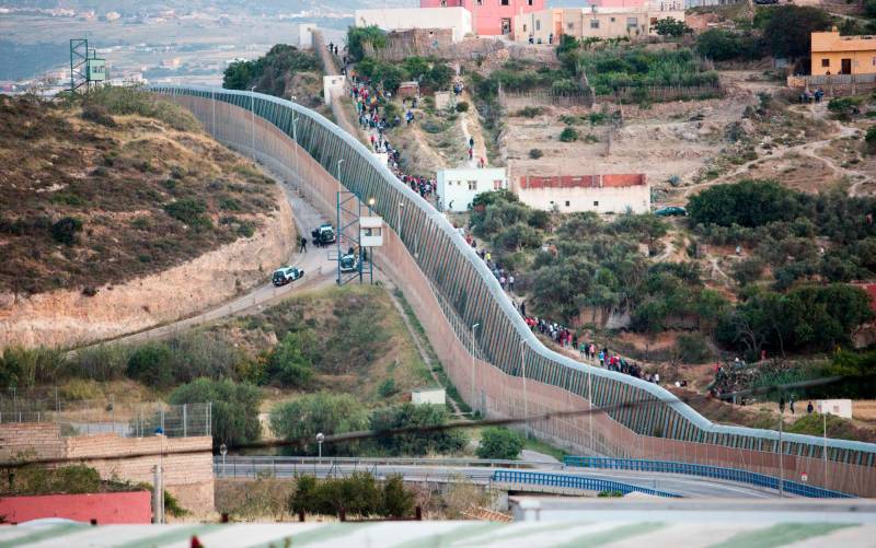 Varios marroquíes intentan llegar a suelo español desde la frontera que separa Melilla y Marruecos, a 21 de mayo de 2021, en Marruecos. Ángela Ríos / Europa Press